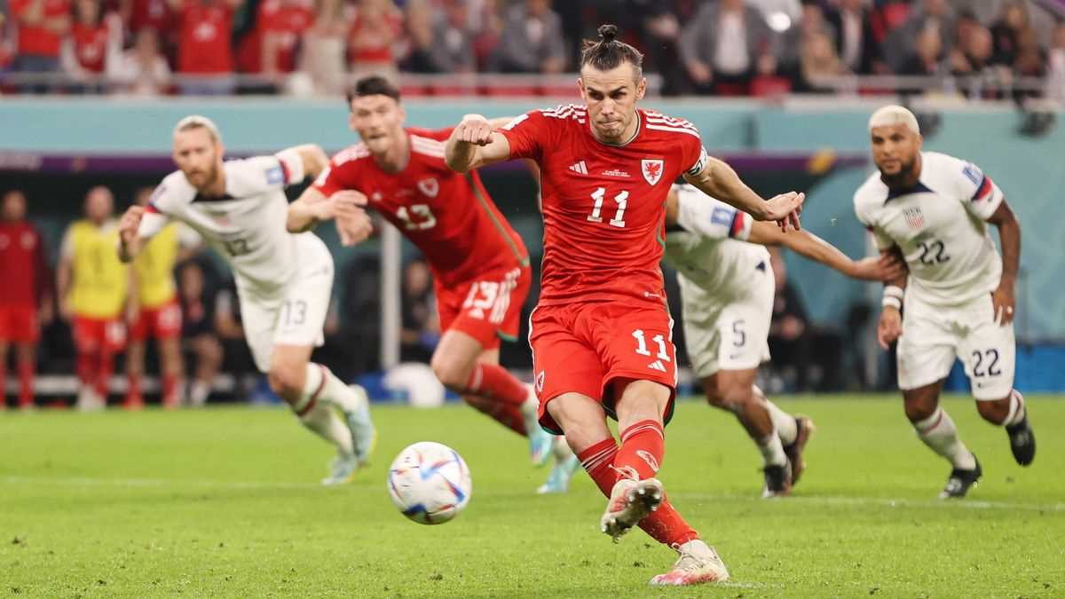 Bale penalty salvages point for Wales
