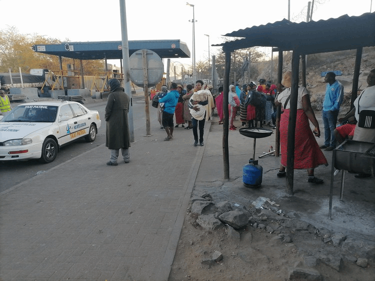Zimbabweans trying to leave South Africa turned back at Beitbridge border, Home Affairs fails to explain