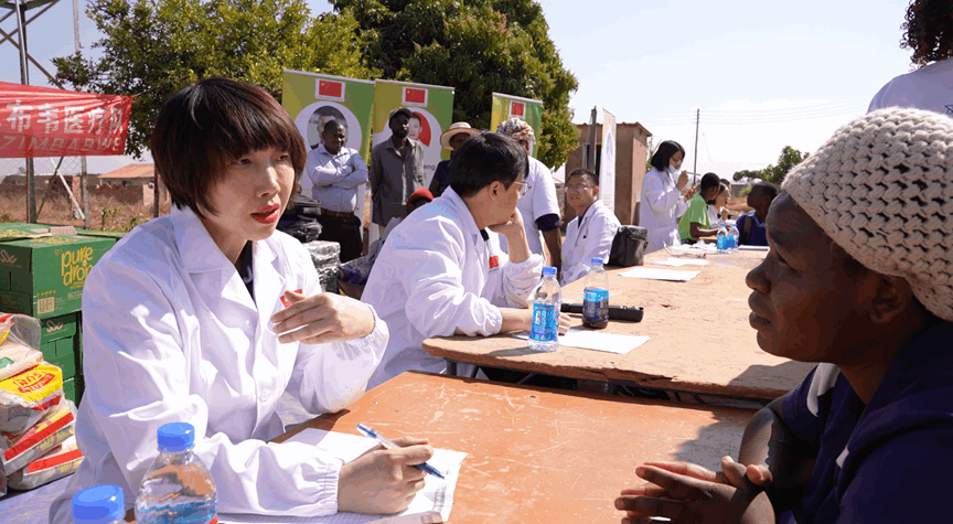The 21st China medical team takes free health service to Seke rural
